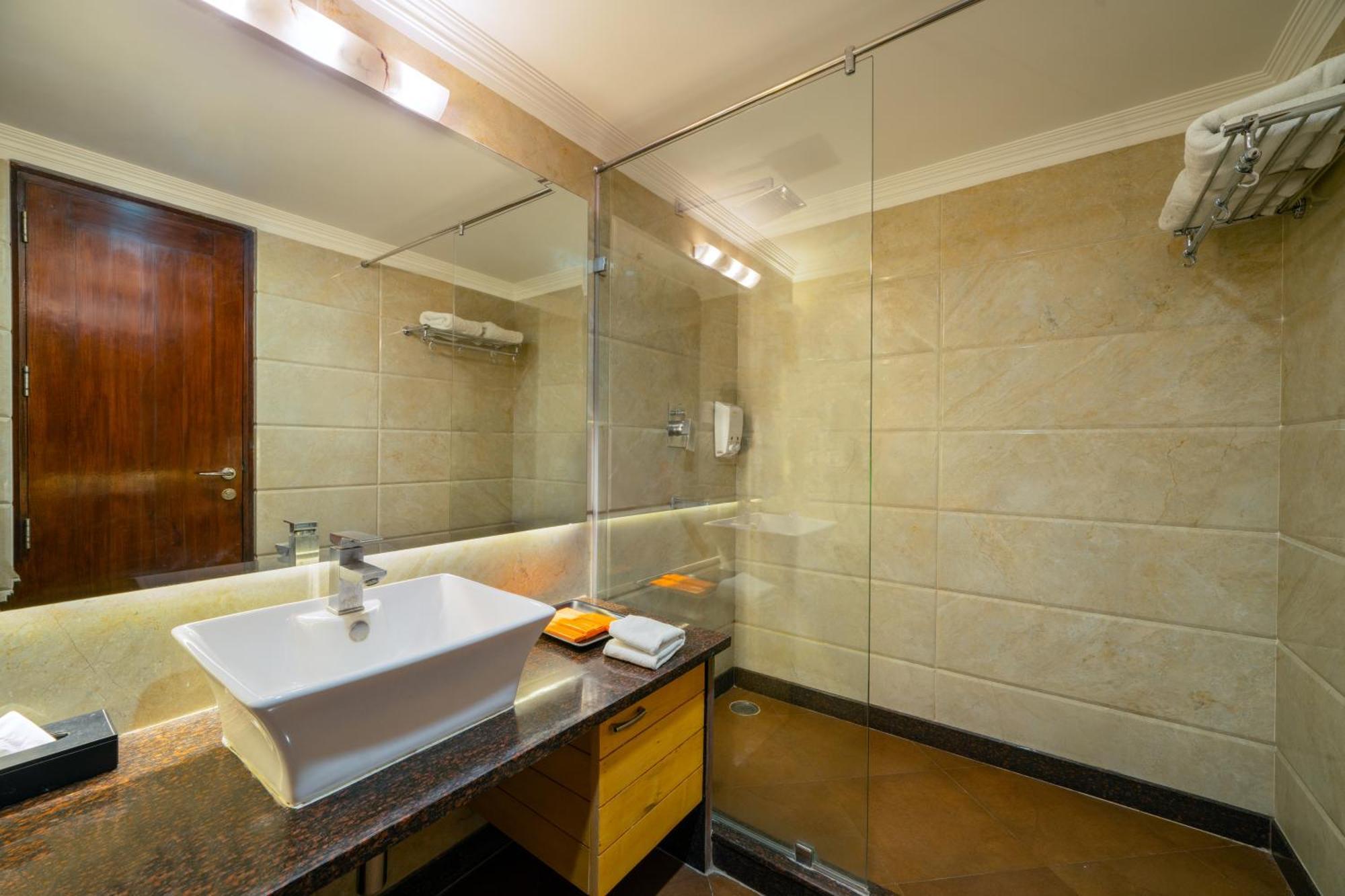 Hotel Saffron Leaf Ντεχραντούν Εξωτερικό φωτογραφία