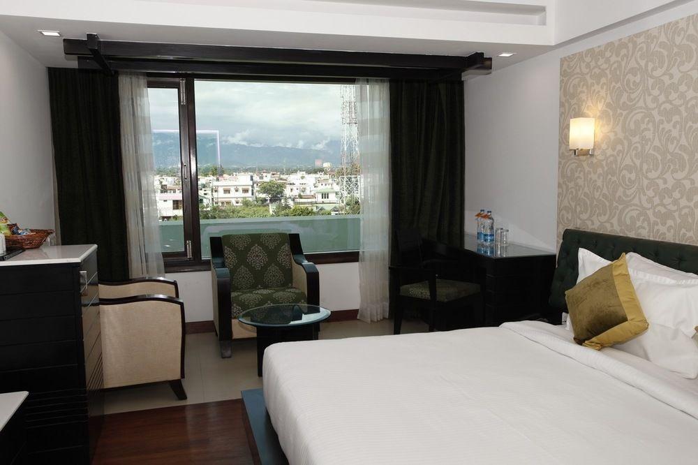 Hotel Saffron Leaf Ντεχραντούν Εξωτερικό φωτογραφία