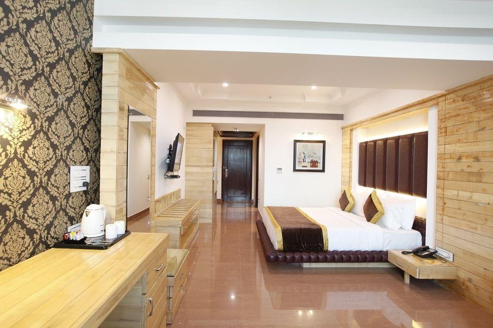 Hotel Saffron Leaf Ντεχραντούν Εξωτερικό φωτογραφία