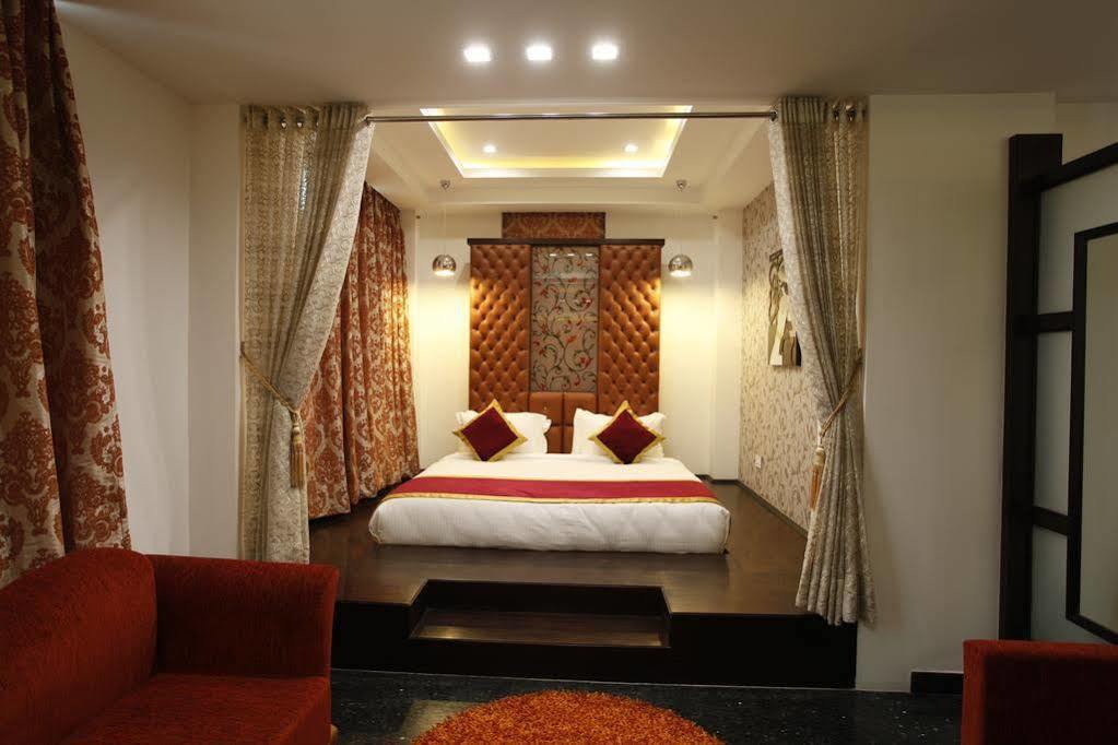 Hotel Saffron Leaf Ντεχραντούν Εξωτερικό φωτογραφία