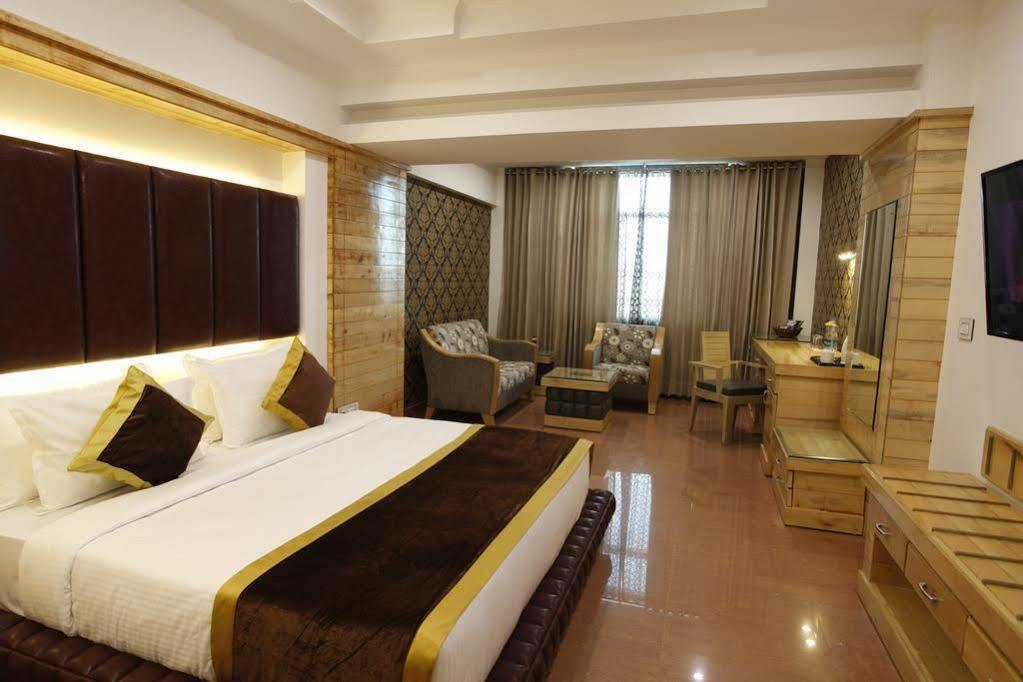 Hotel Saffron Leaf Ντεχραντούν Εξωτερικό φωτογραφία
